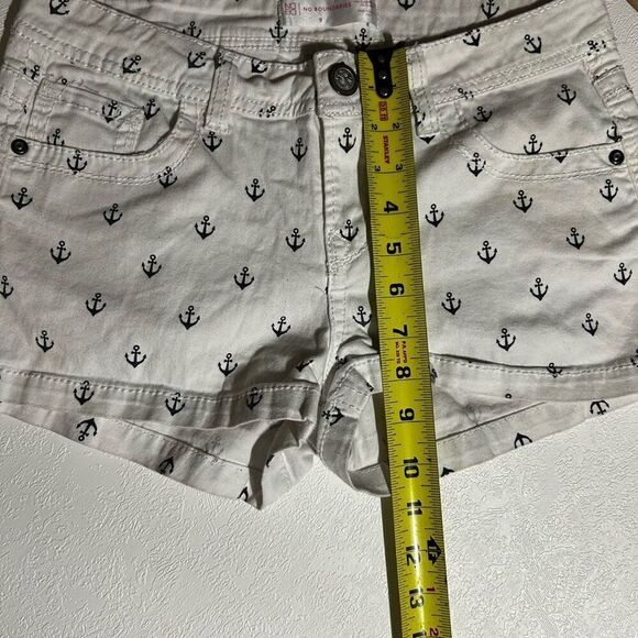 No Boundaries White Anchor Print Shorts | Size 9 - Picture 5 of 6